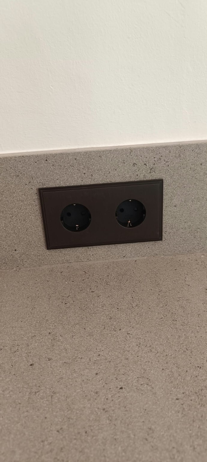 Enchufes de acabado oscuro